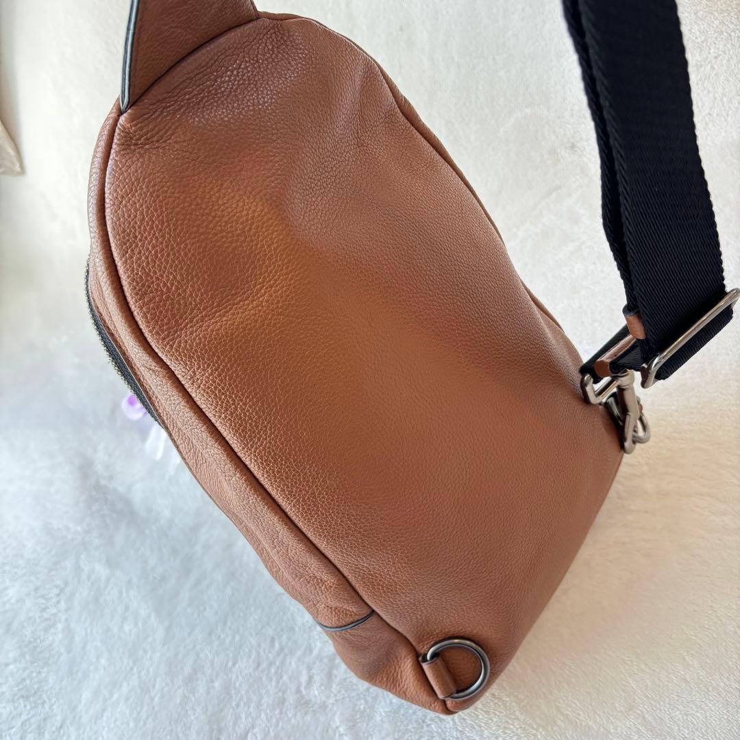 美品✨COACH コーチ　ボディバッグ　斜め掛け　レザー　ロゴ型押し　ブラウン