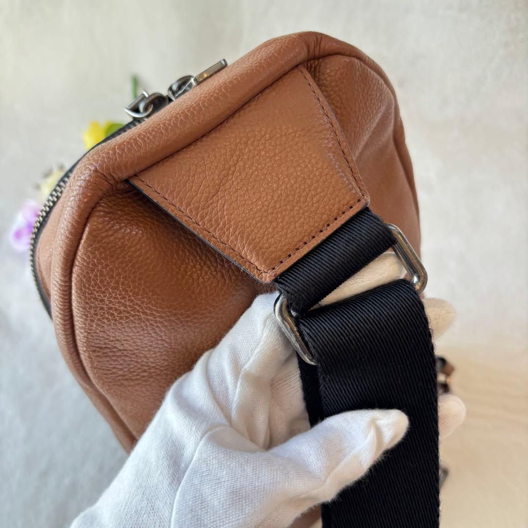 美品✨COACH コーチ　ボディバッグ　斜め掛け　レザー　ロゴ型押し　ブラウン