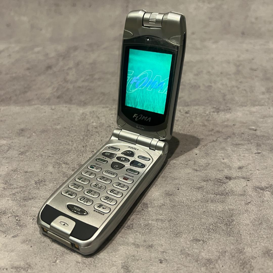 ドコモdocomoFOMAガラケーF2051シルバー未使用に近い付属品あり