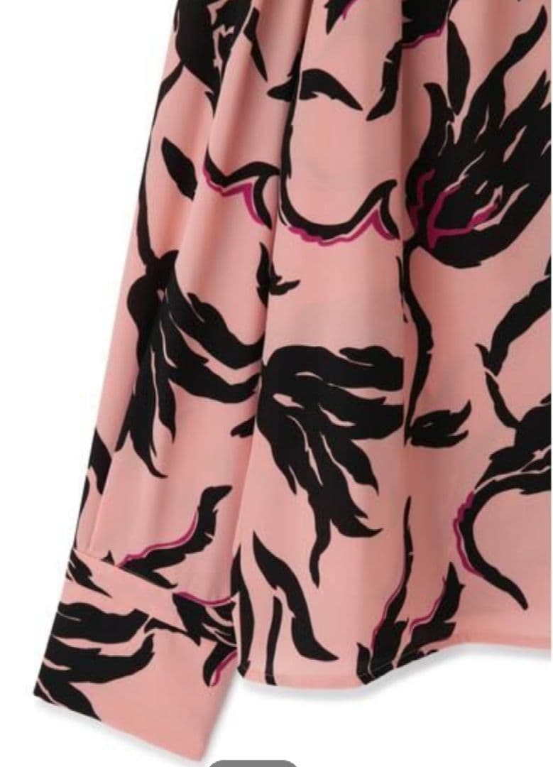 新品未使用ピンキーダイアンフラワープリントブラウス