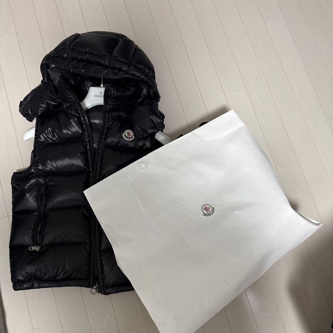 MONCLER ブラック ダウンベスト