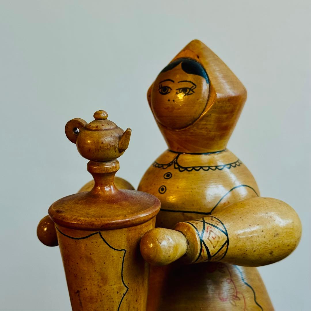 ソ連 1971年製 木製人形（セミョノフ製／サモワールを抱く女性）