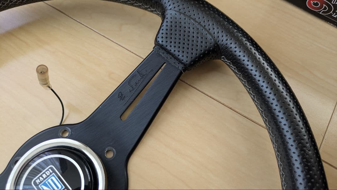 Nardi ステアリング　パンチングレザー　内側白ステッチ　３４パイ？　本物