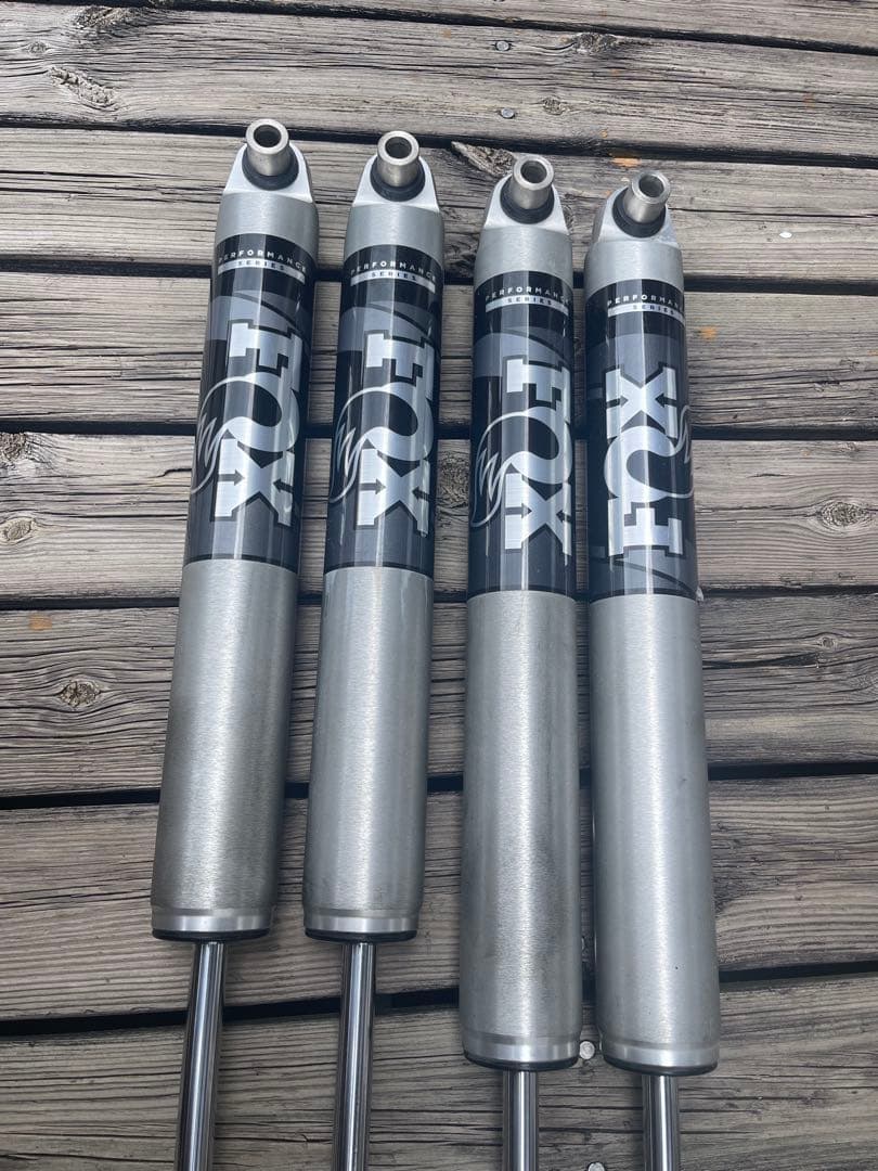 FOX パフォーマンスシリーズ 2.0 IFP ショック 2〜3インチアップ