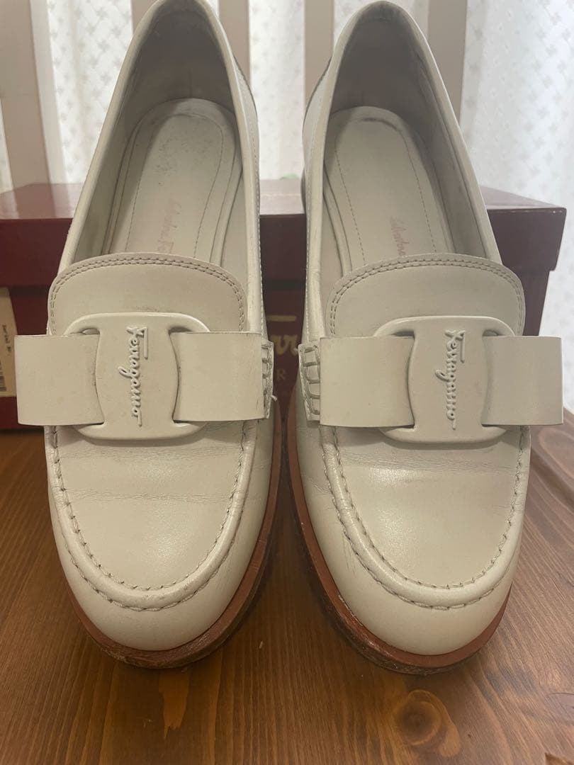 Salvatore Ferragamo VIVA モカシン　ホワイトローファー