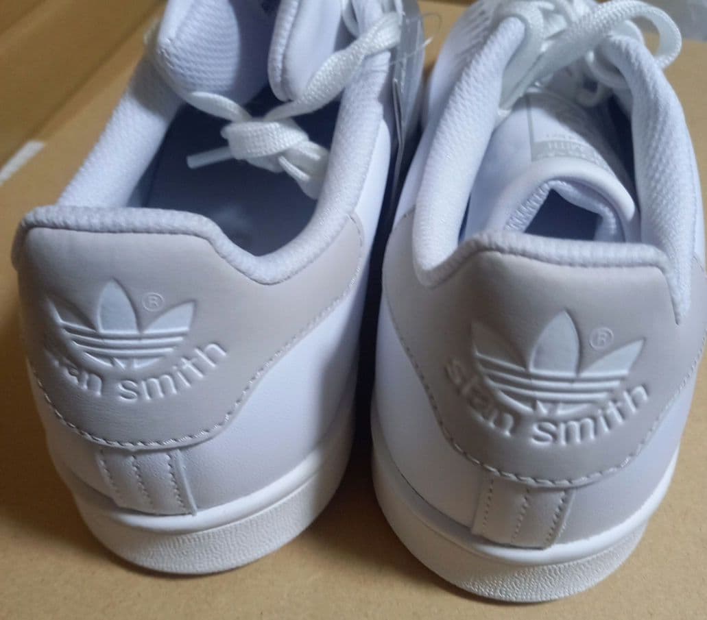 adidas Stan Smith ホワイト レザー ヒールはグレー
