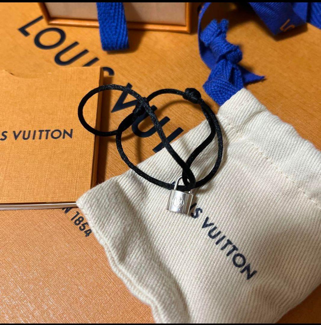 LOUIS VUITTON シルバーロックイットBTSテテ着用
