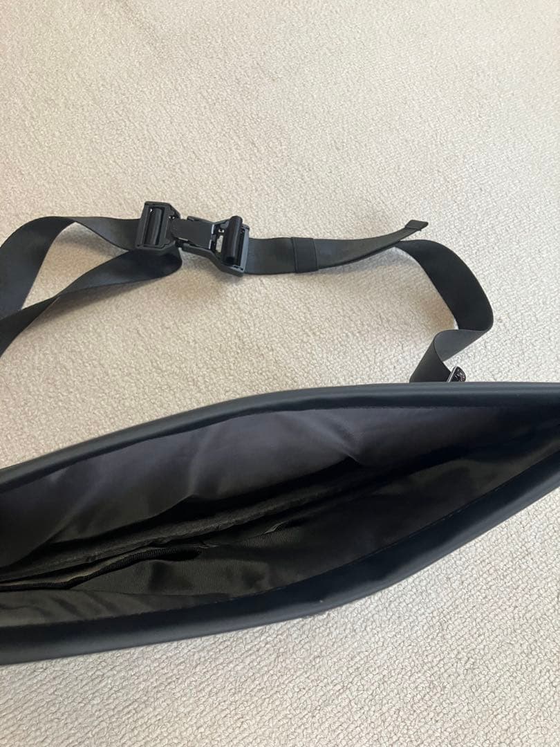 ブラック メッセンジャーバッグ 防水