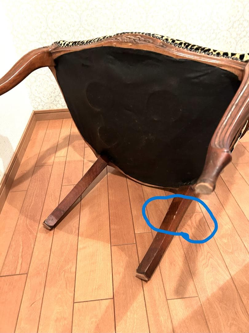 ヒョウ柄の椅子