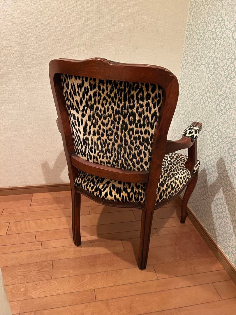 ヒョウ柄の椅子