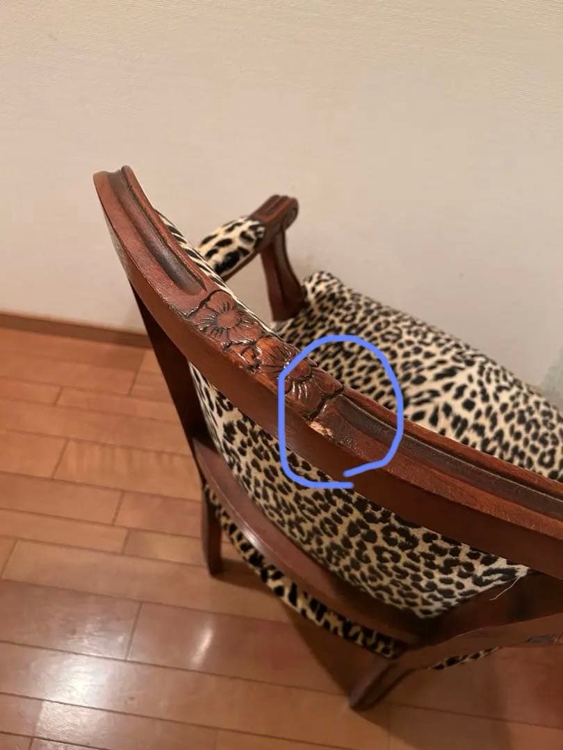 ヒョウ柄の椅子