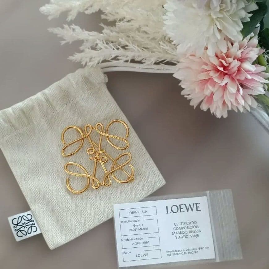 LOEWE 　金色　ロエベブローチ 　ポーチ付き　入学式ブローチ　卒業式ブローチ