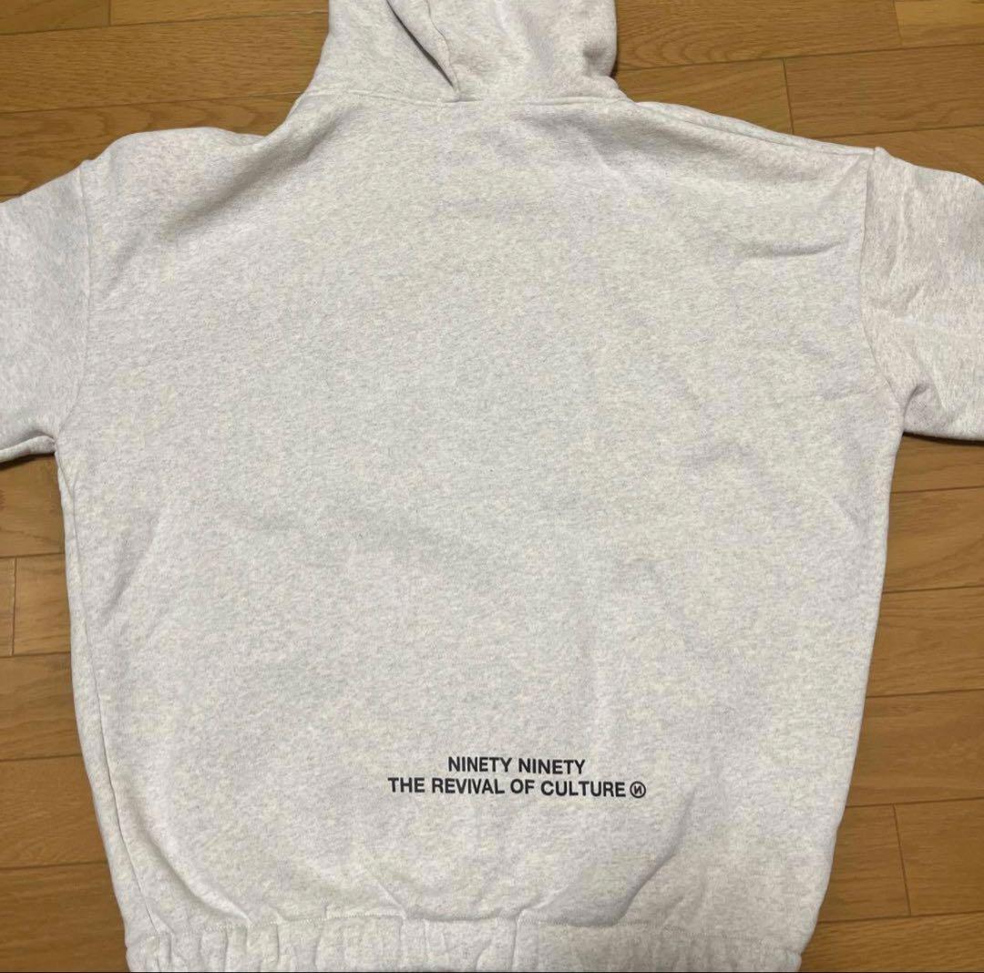 9090白パーカー