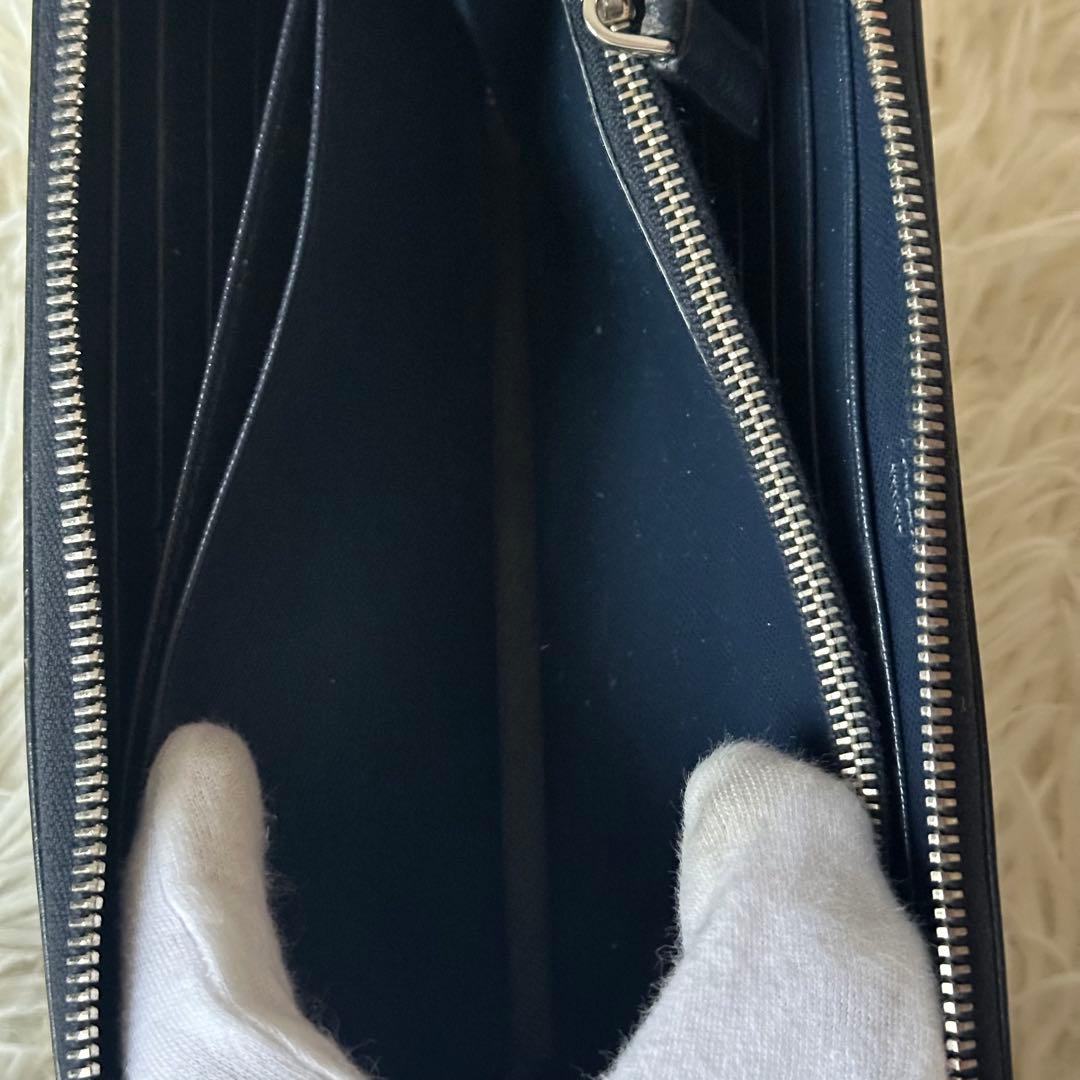 プラダ ラウンドジップ 長財布 サフィアーノレザー 型押し ネイビー ロゴ