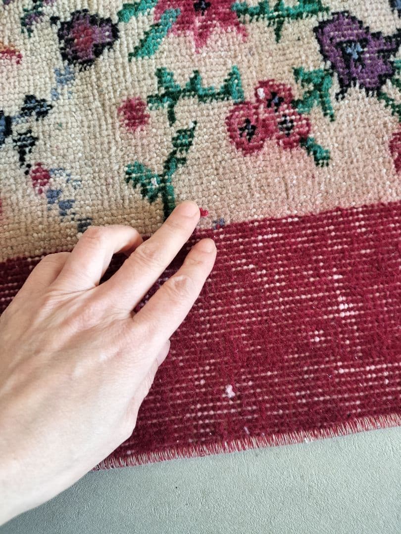 ワインレッドとくすみベージュのフラワー柄ヴィンテージトルコラグ　No.736