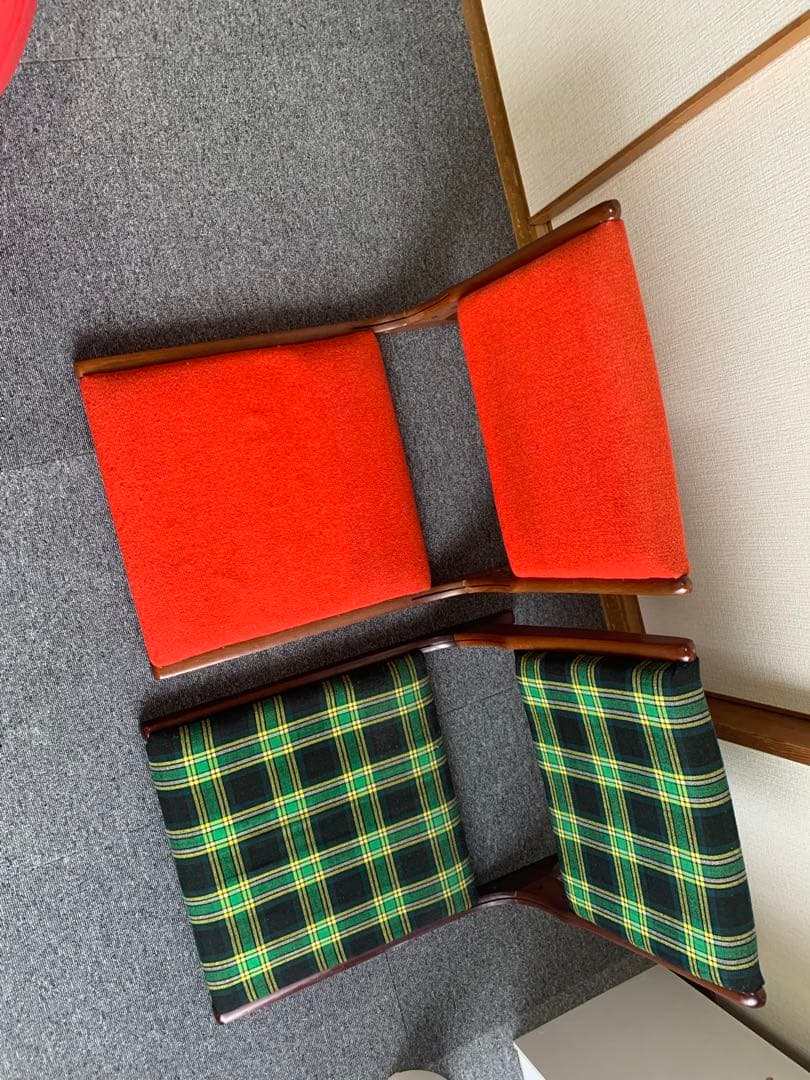 レトロな座椅子2脚セット(朱色とチェック柄)