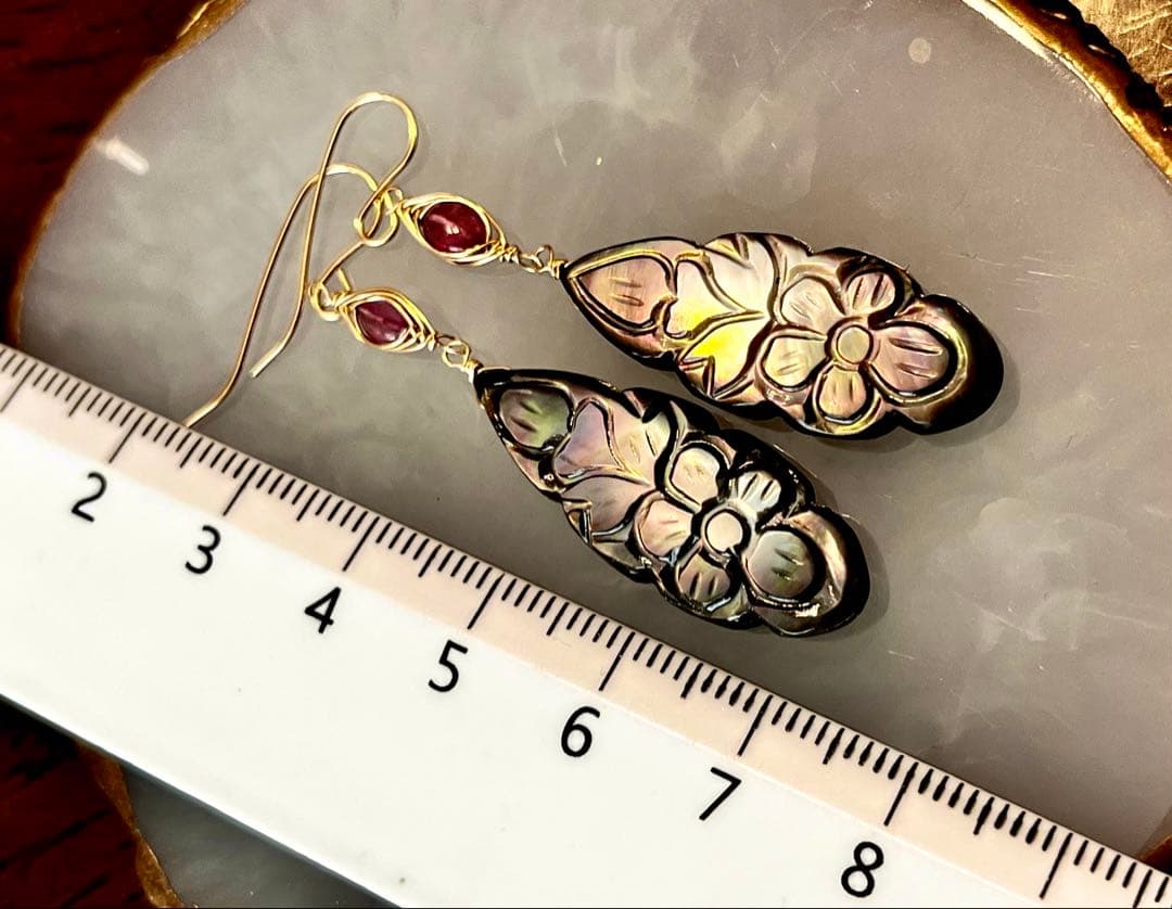 はる田です ブラックマザオパ×オニキスのカービングタブレット