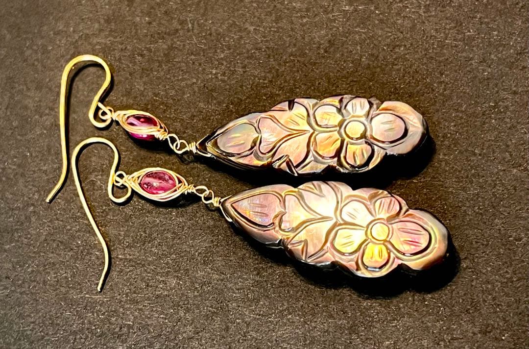 はる田です ブラックマザオパ×オニキスのカービングタブレット