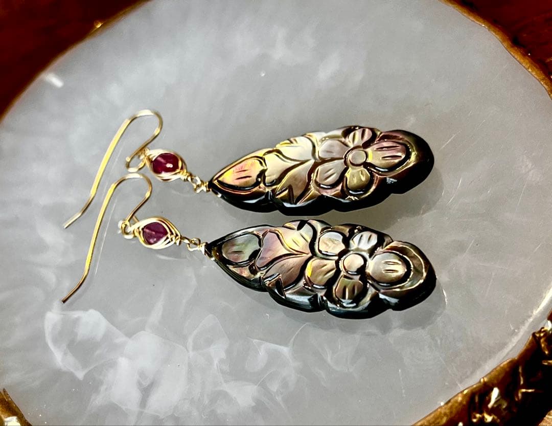 はる田です ブラックマザオパ×オニキスのカービングタブレット