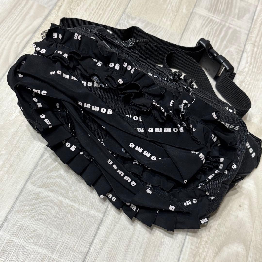 gomme フリル ボディバッグ ワンショルダー ロゴ 総柄 黒 斜め掛け