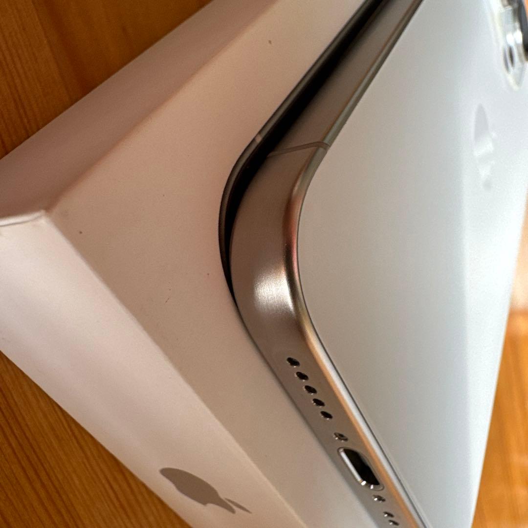 iPhone15Pro 本体　ホワイトチタニウム　美品
