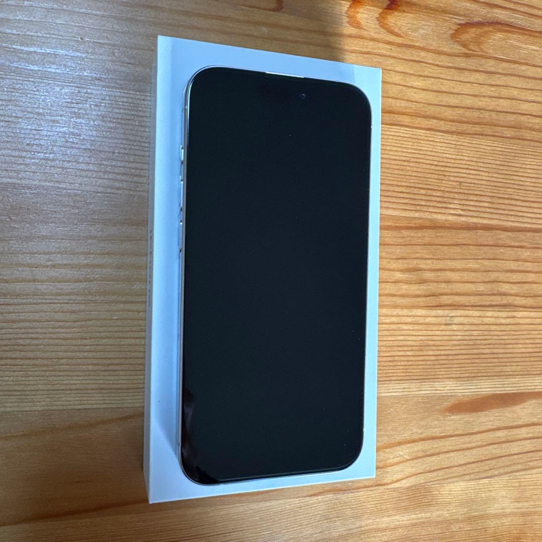 iPhone15Pro 本体　ホワイトチタニウム　美品