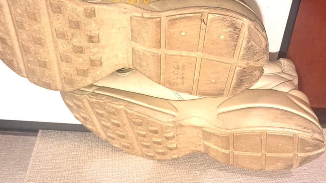 GUCCI ロゴ入り ベージュ スニーカー