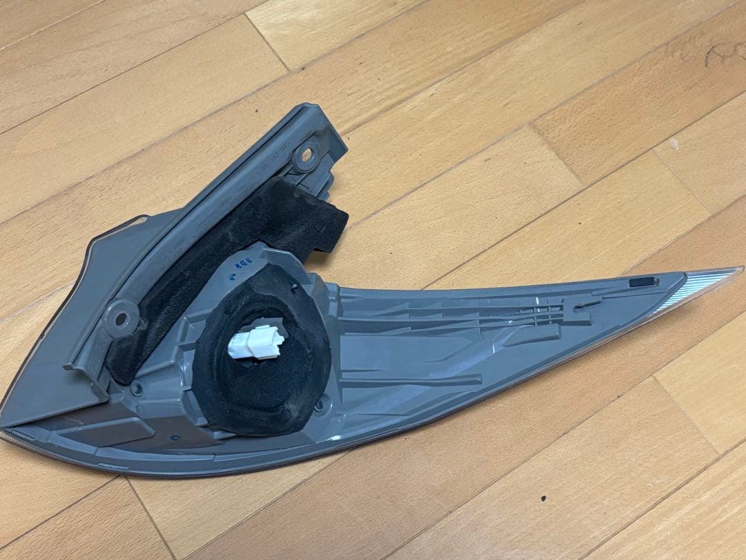 エスティマハイブリッドAHR20テールランプセット かなり薄いブルータイプ