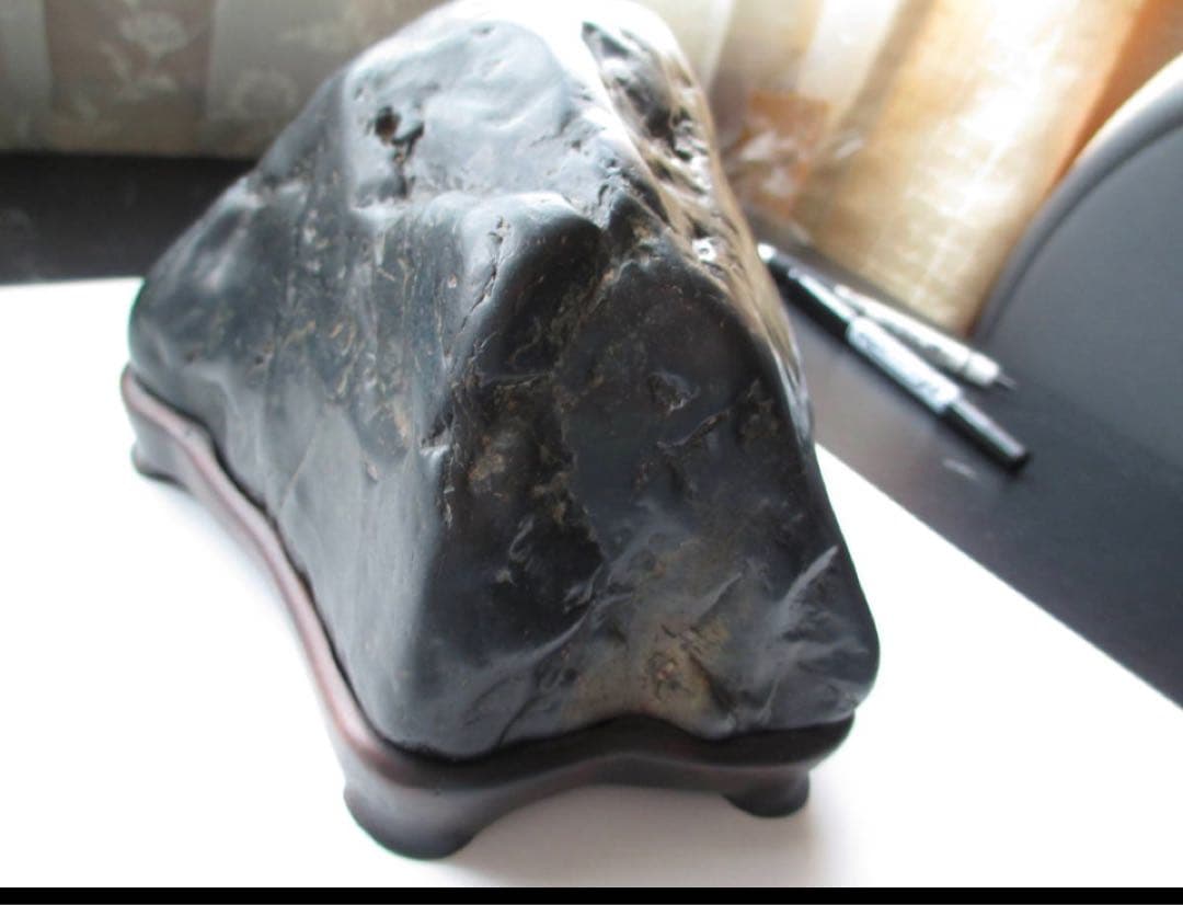 SALE 神居古潭石　深緑　台座あり