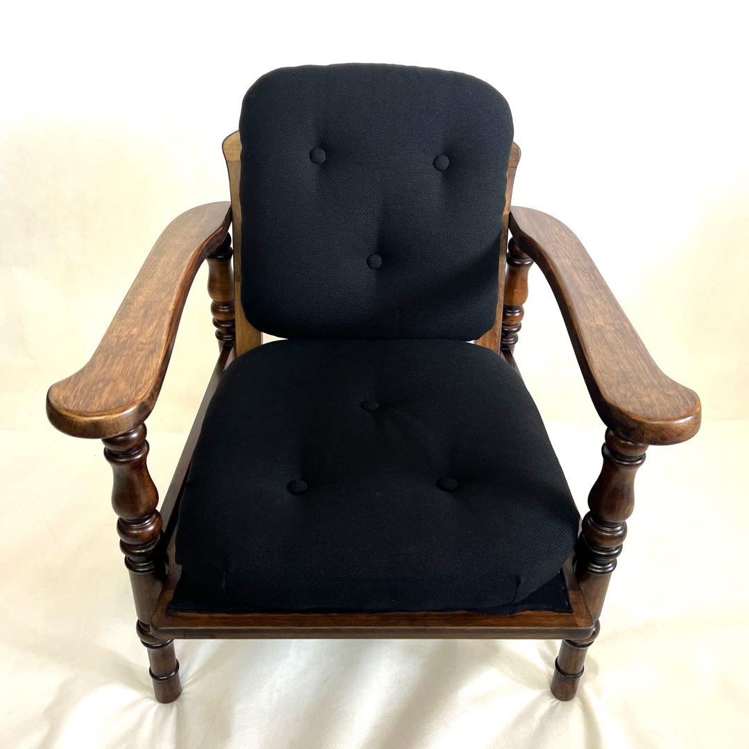 木製アームチェア・ 黒ファブリックソファ・ボタンクッション・ブラック