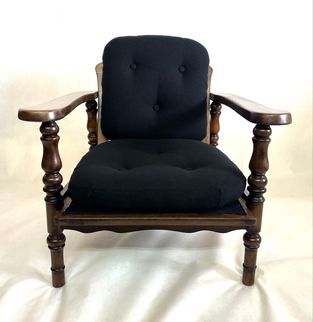 木製アームチェア・ 黒ファブリックソファ・ボタンクッション・ブラック