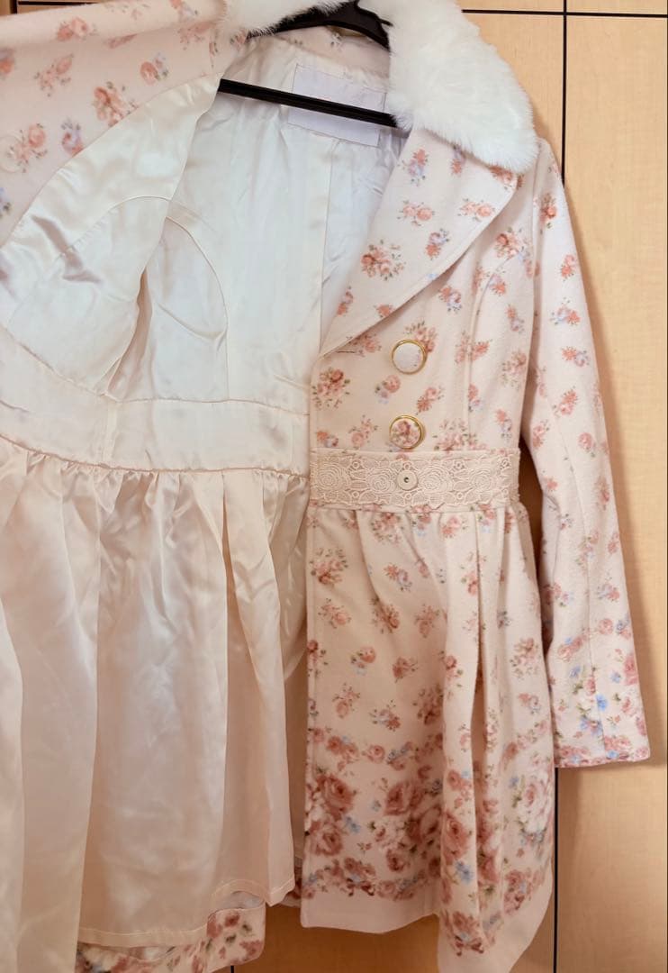 LIZ LISAのファー付き花柄コート