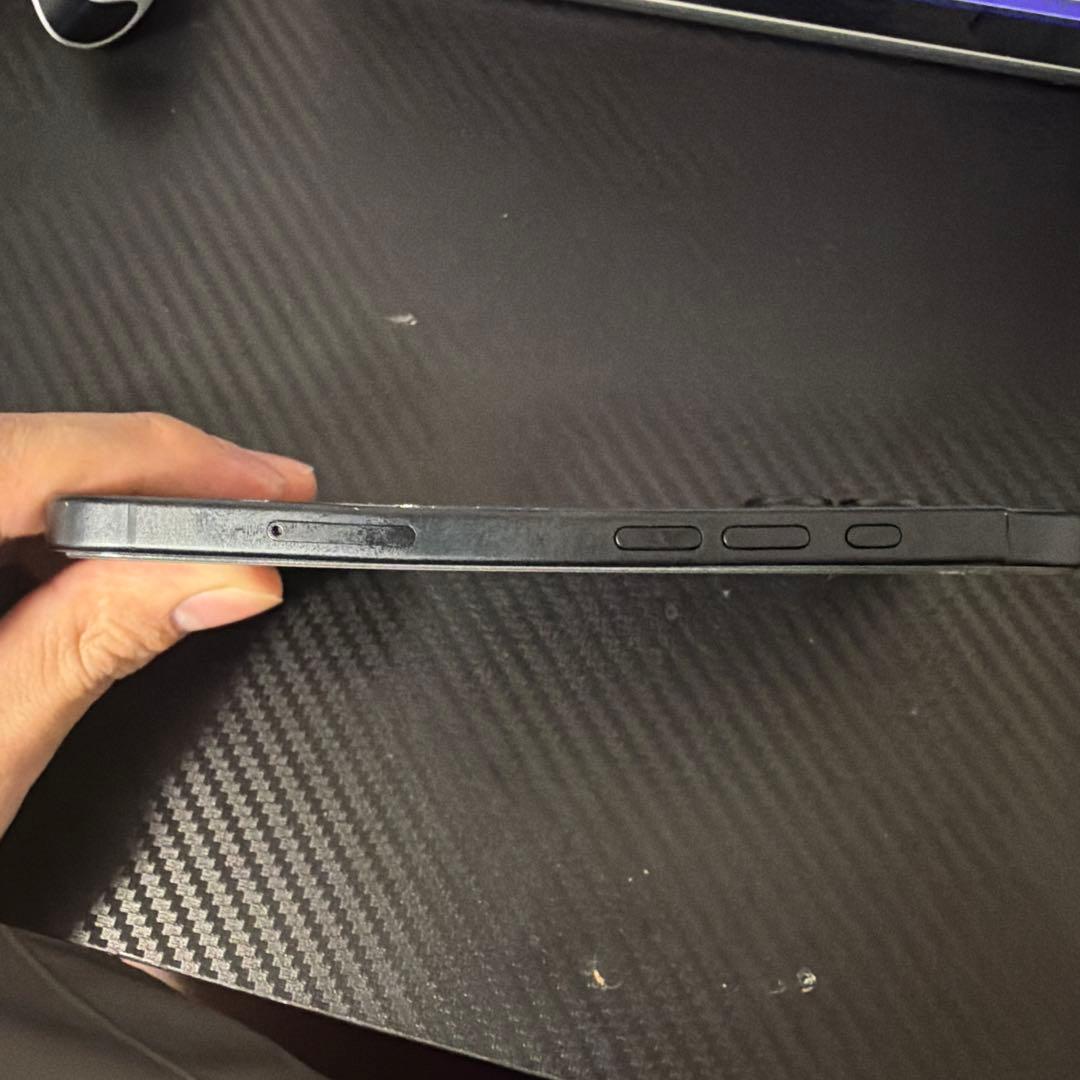 iPhone 16 ブラック 背面割れ、歪みあり