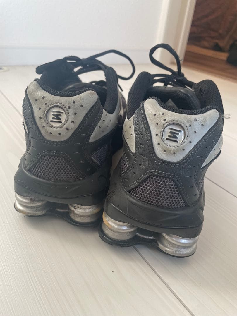 Nike Shox グレー/ブラック スニーカー