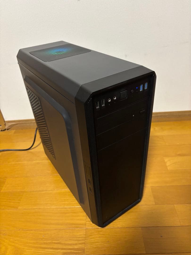 週末最終値下げ中！シンプルケースの光る自作ゲーミングPC！新品SSDで快適です！