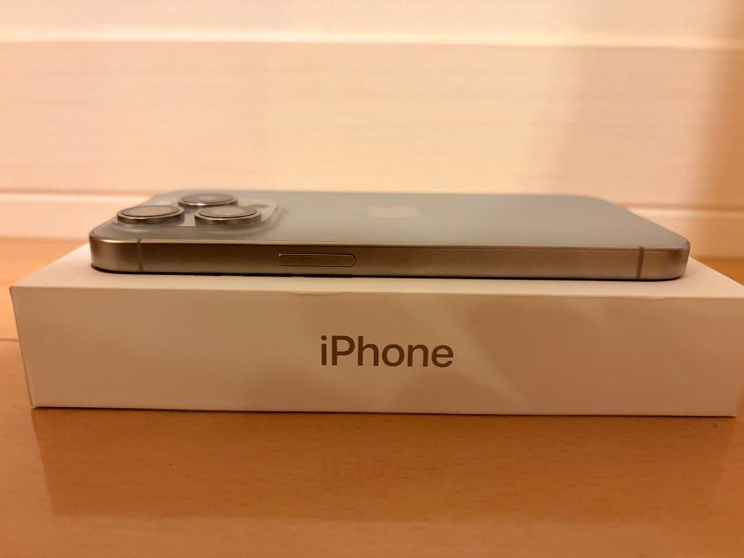 Apple iPhone 15 Pro ナチュラルチタニウム +新品ケース類あり