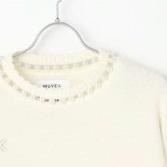 MUVEILパールつきニット