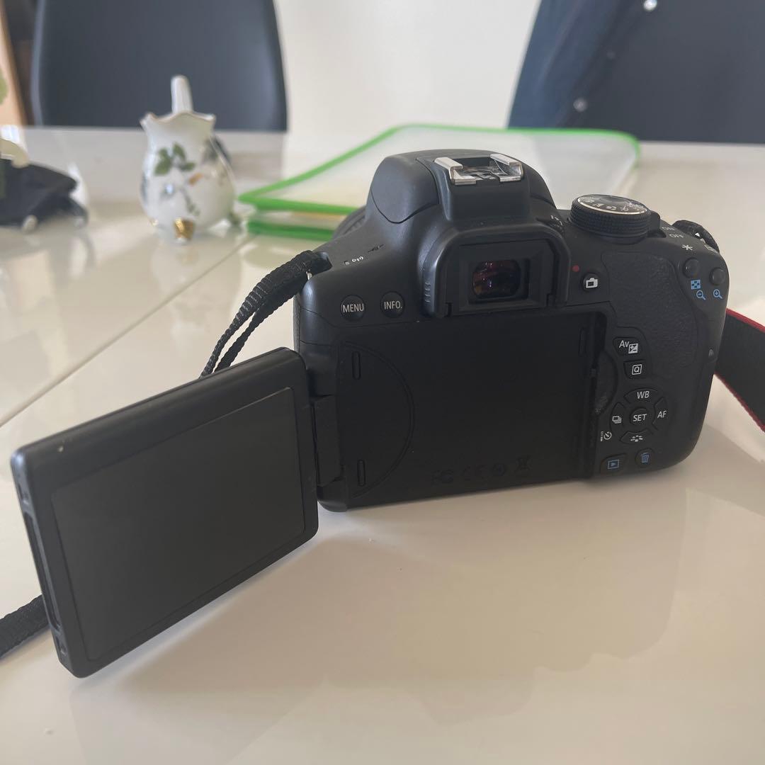 デジタル一眼レフカメラEOS kiss X8i キャリーバッグ付き