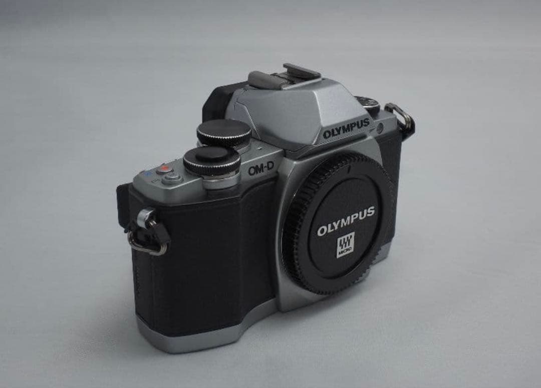 【美品】OLYMPUS OM-D E-M10 シルバー ミラーレスカメラ