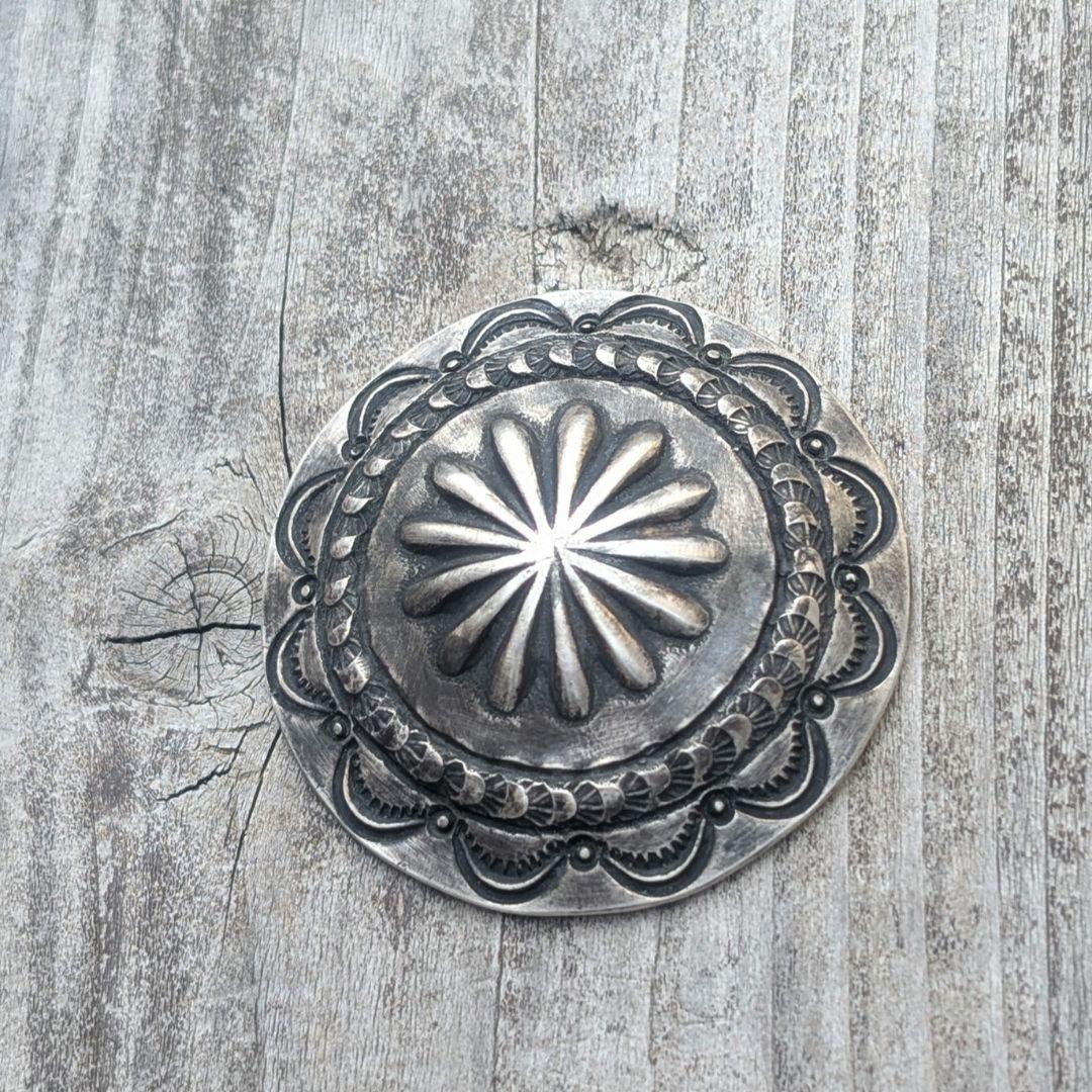 ハンドメイドのシルバーコンチョ　オールドスタイル　インディアンジュエリー風