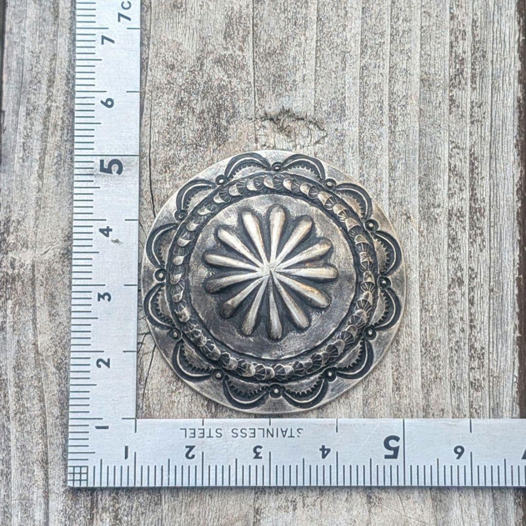 ハンドメイドのシルバーコンチョ　オールドスタイル　インディアンジュエリー風