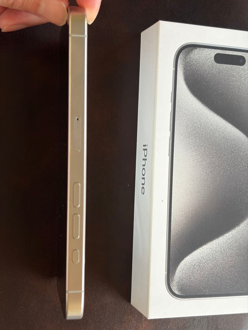 【美品】Apple iPhone 15 Pro ホワイト 本体