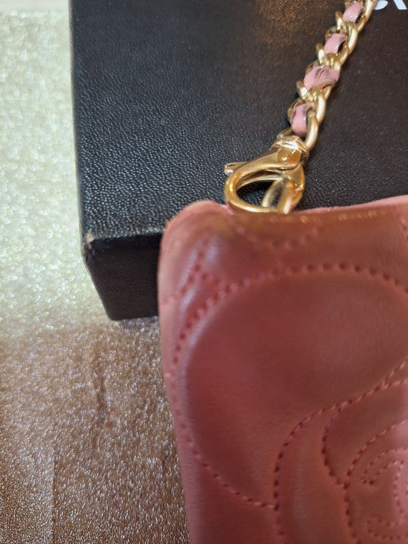 CHANEL ピンク フラワーエンボス ポーチ