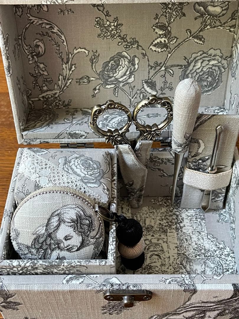 FUKUSUKEです　カルトナージュミニ裁縫箱