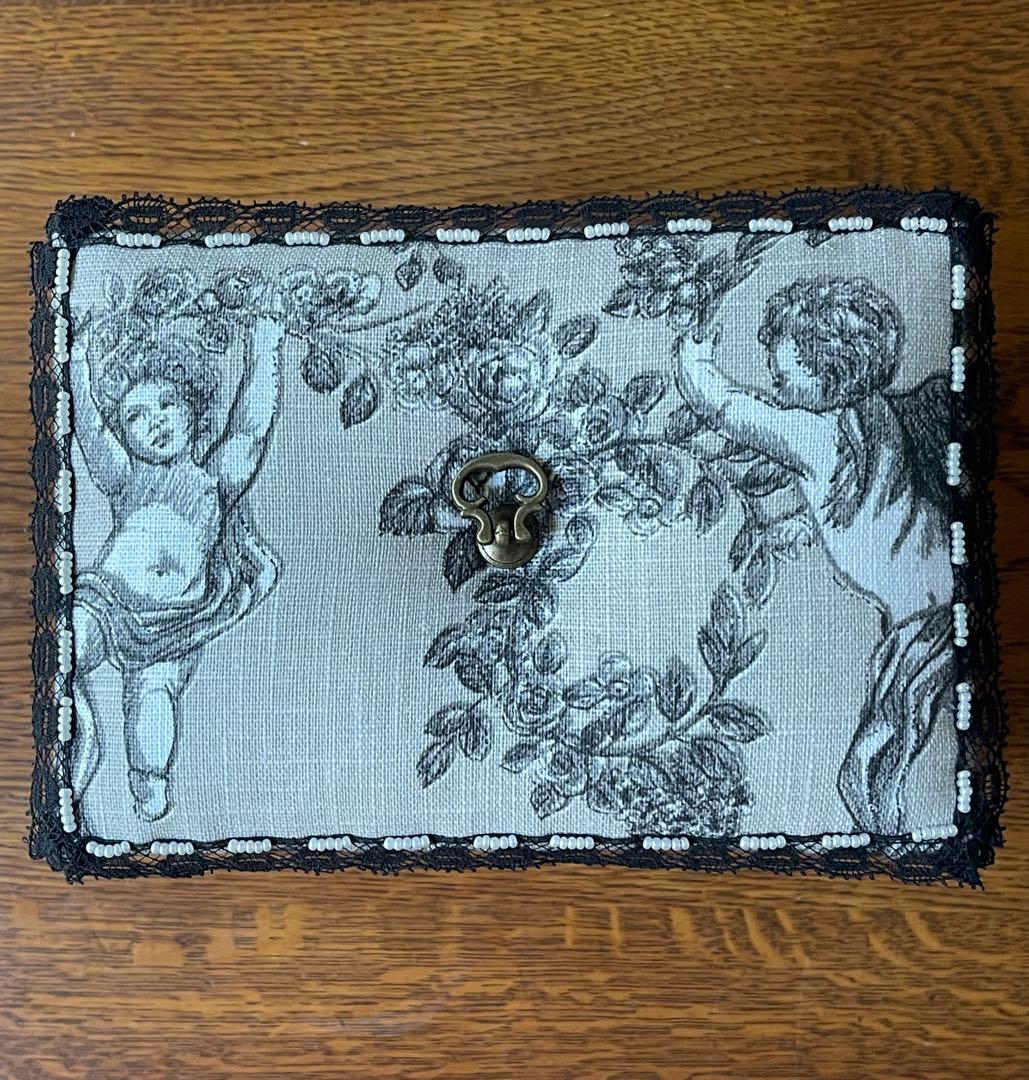 FUKUSUKEです　カルトナージュミニ裁縫箱