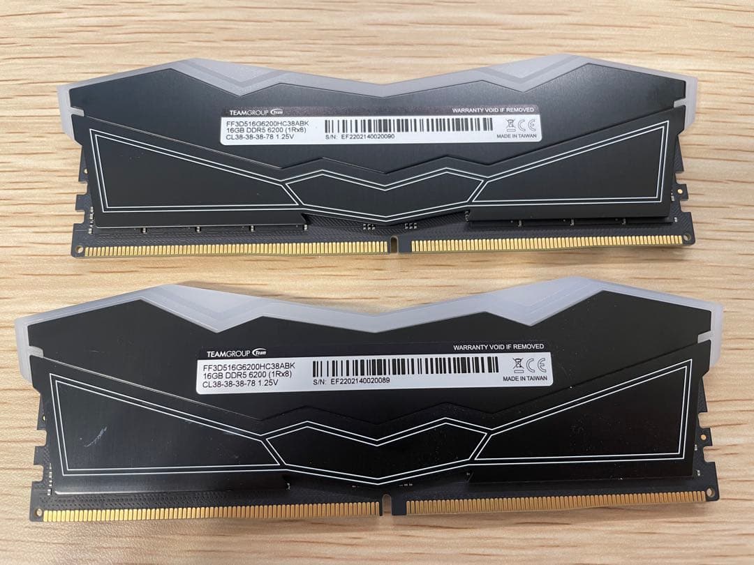 DDR5 6200MHz メモリ 16GB×2（計32GB） RGBライト付き。