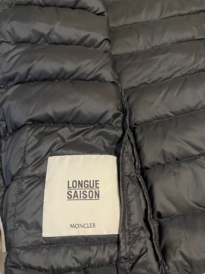 Moncler モンクレール　エレガントなノーカラーライトダウンジャケット