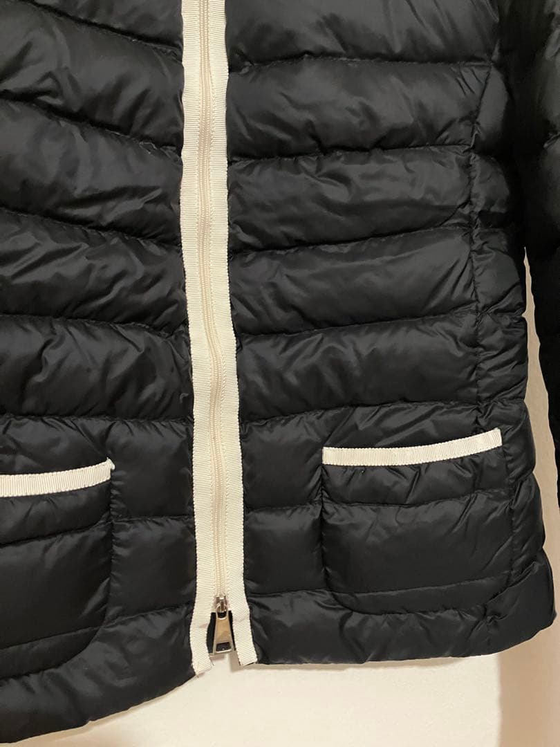 Moncler モンクレール　エレガントなノーカラーライトダウンジャケット