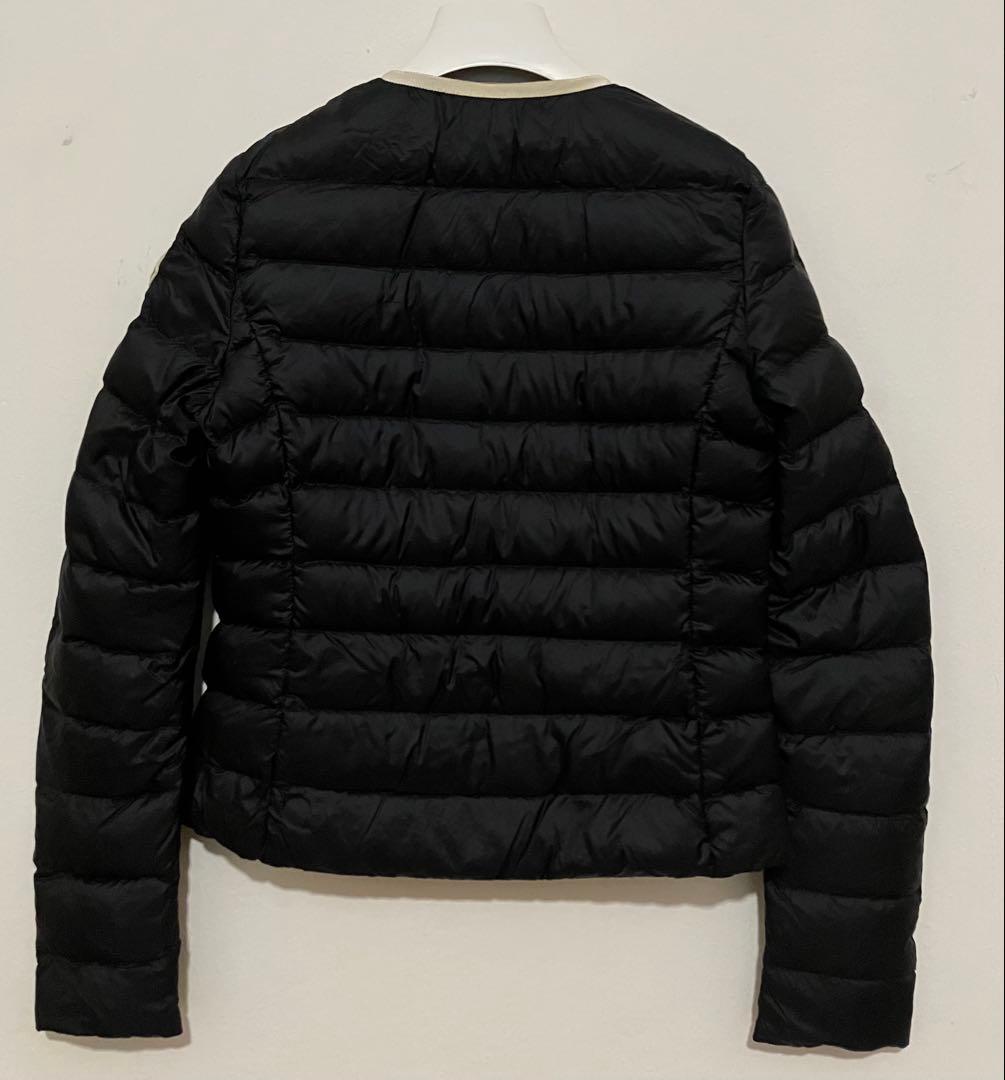 Moncler モンクレール　エレガントなノーカラーライトダウンジャケット