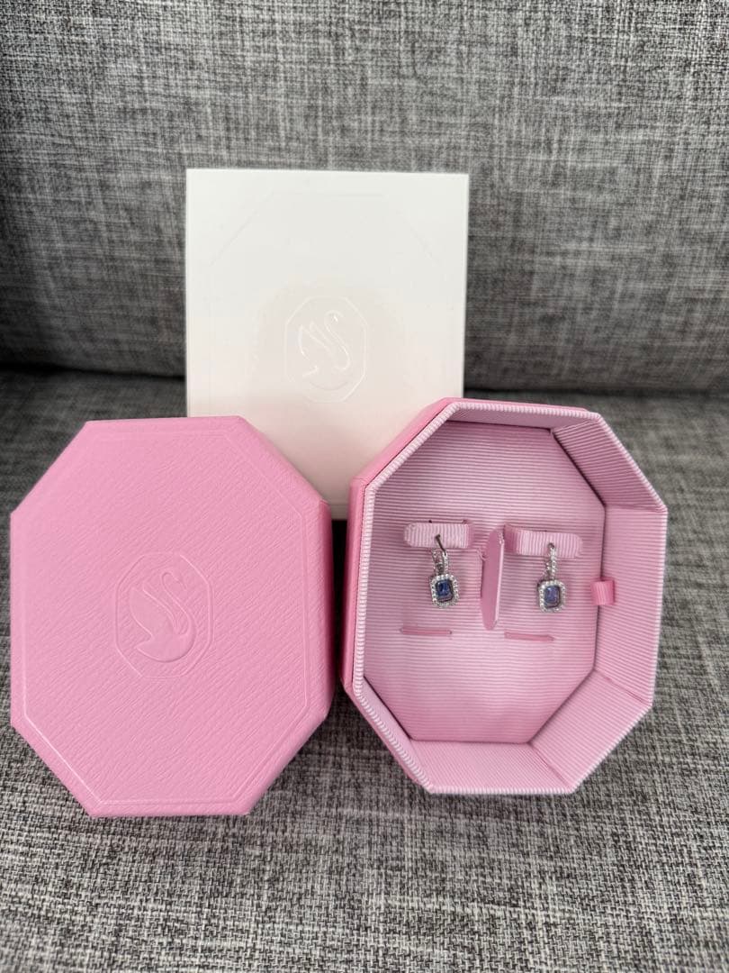 エメラルドカット青色宝石ピアス